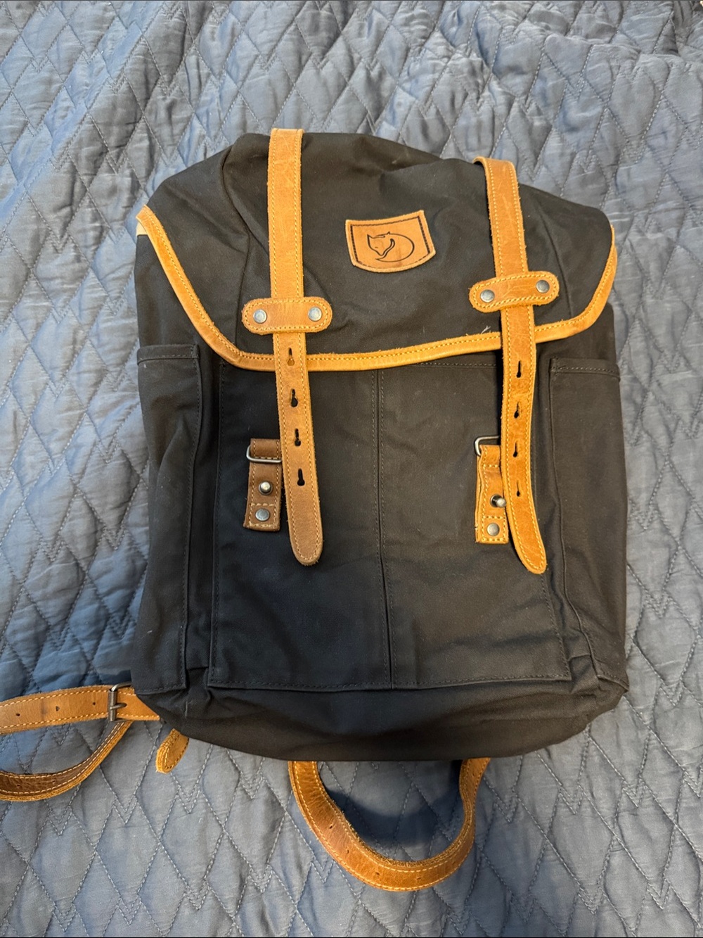 Fjallraven Ornskoldsvik charcoal
Canvas Backpack with Tan Leather Trim